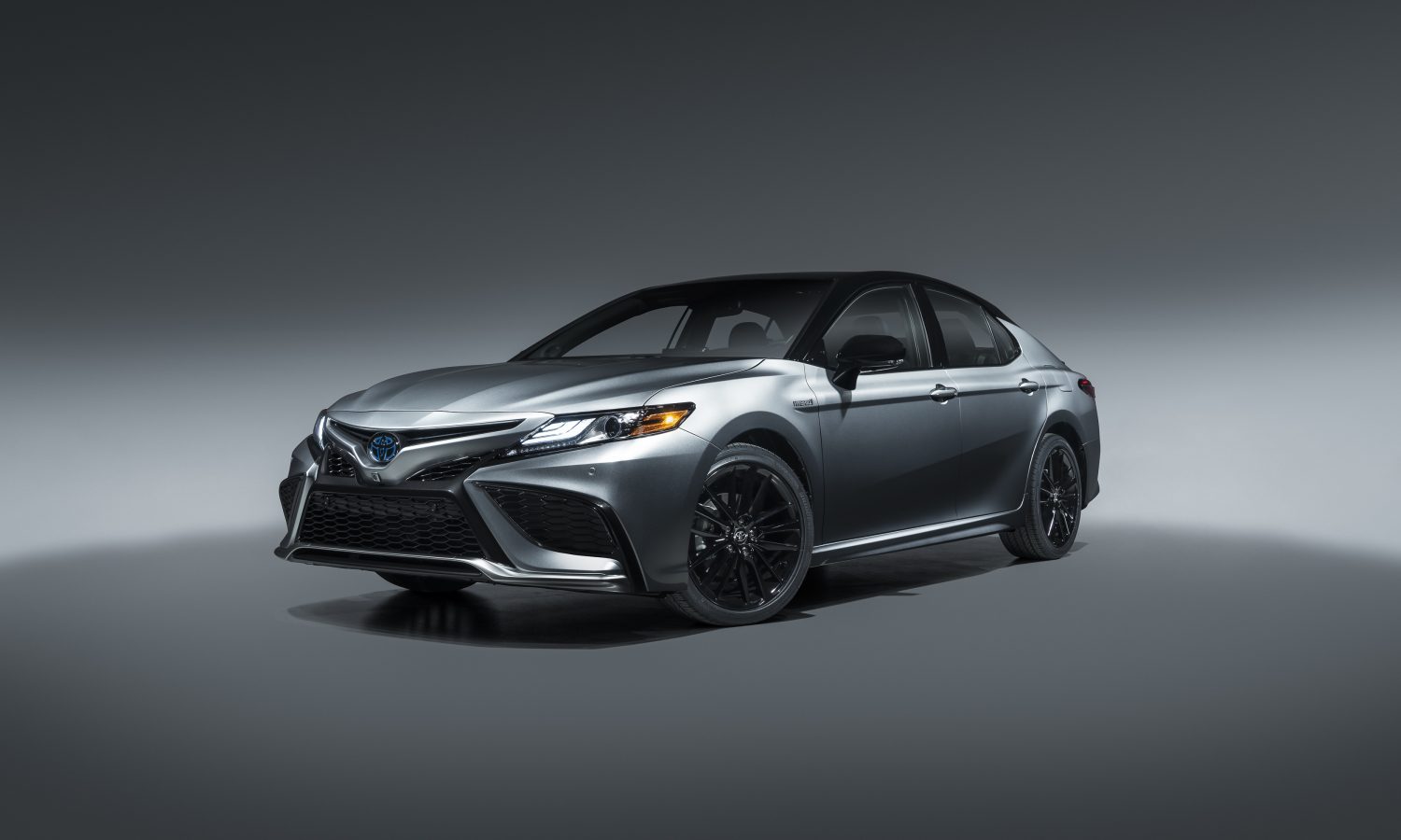 MY21_Camry_XSE_Hybrid_001-1500x900